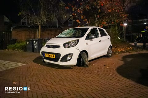 Achtervolging eindigt met crash tegen paaltjes