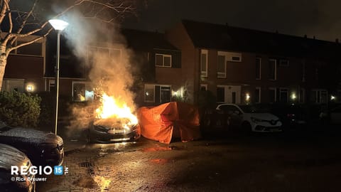 Auto uitgebrand op de Lange Spruit in Wateringen