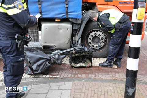 Fietsster aangereden door vrachtwagen Waldeck Pyrmontkade