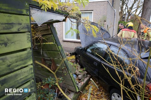 Automobilist belandt in de achtertuin van een woning