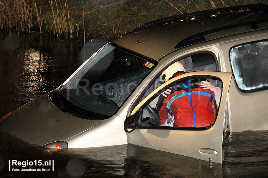 avrouw parkeert auto in sloot 031