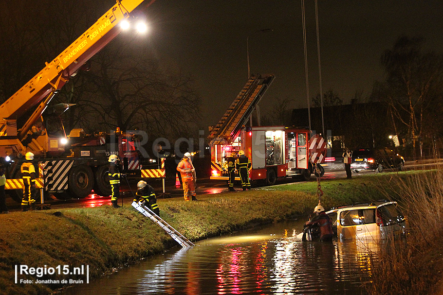 avrouw parkeert auto in sloot 063