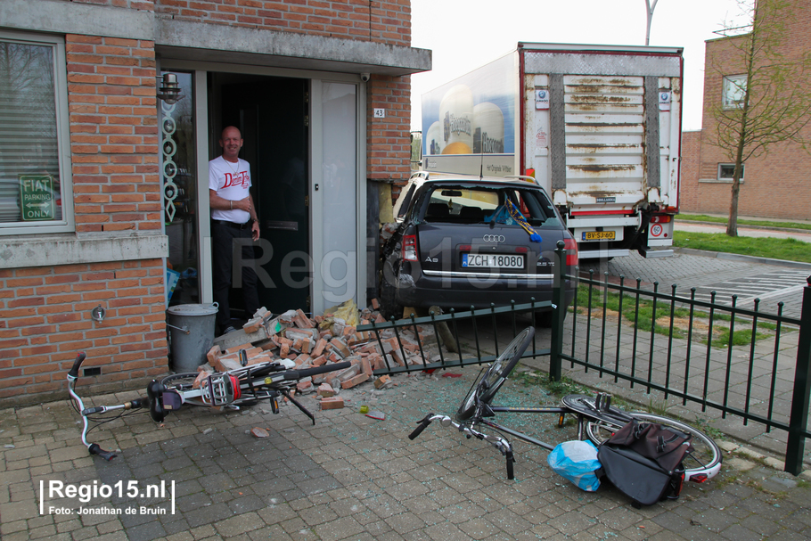 w-Auto tegen huis Delfgauw-13