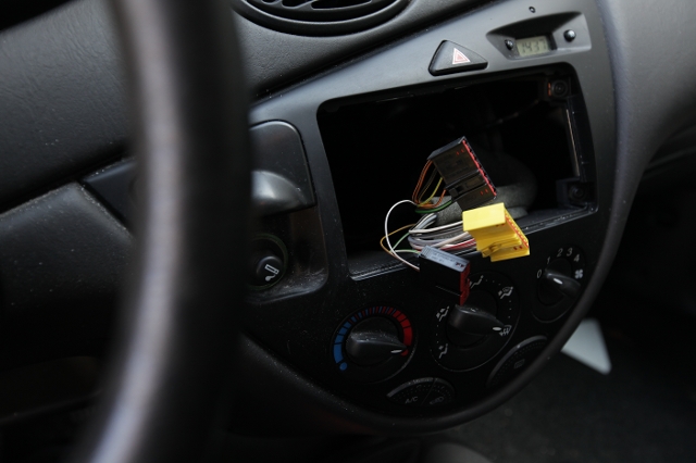 draden uit dashboard bij autodiefstal.