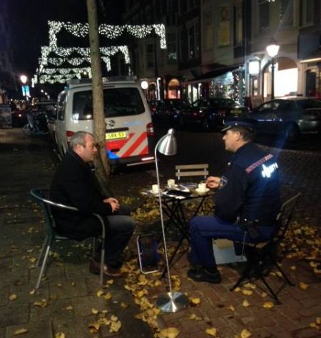 Bewoners, passanten, middenstand en politie in gesprek op straat